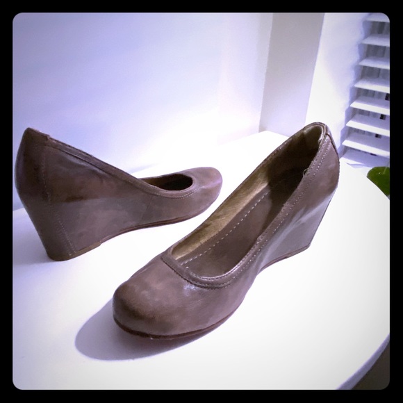 FRYE wedge pump round toes. Color: grey taupe - Picture 1 of 3